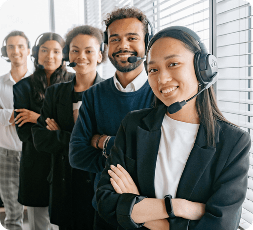 Equipe de intérpretes de conferência prontos para oferecer serviços de tradução simultânea e consecutiva em eventos corporativos e acadêmicos.